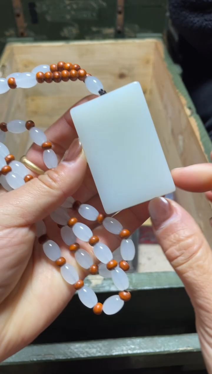 【闪购商品】大白平安牌带链子1件