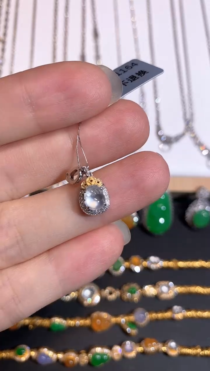 颈饰18K金镶嵌翡翠吊坠