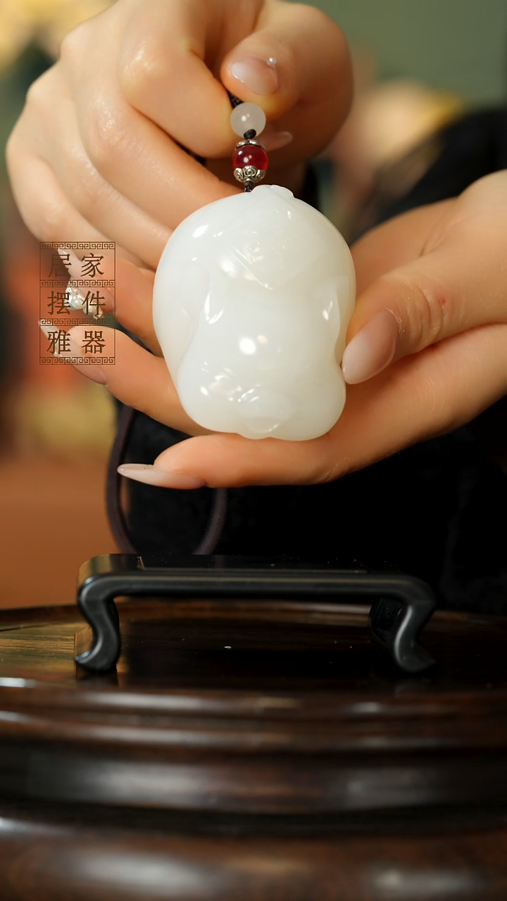 玉《纳福飞猪》摆件