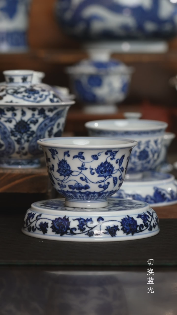 松风馆藏仿明青花缠枝莲花卉撇口杯