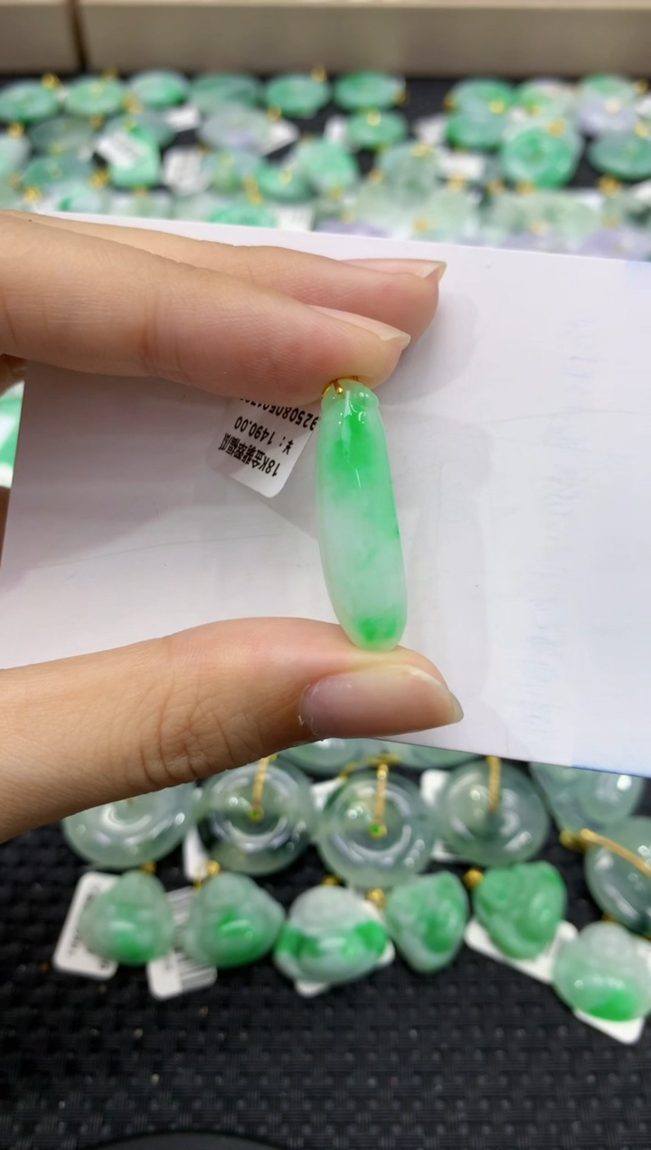 颈饰18K金镶嵌翡翠天然缅甸翡翠A货