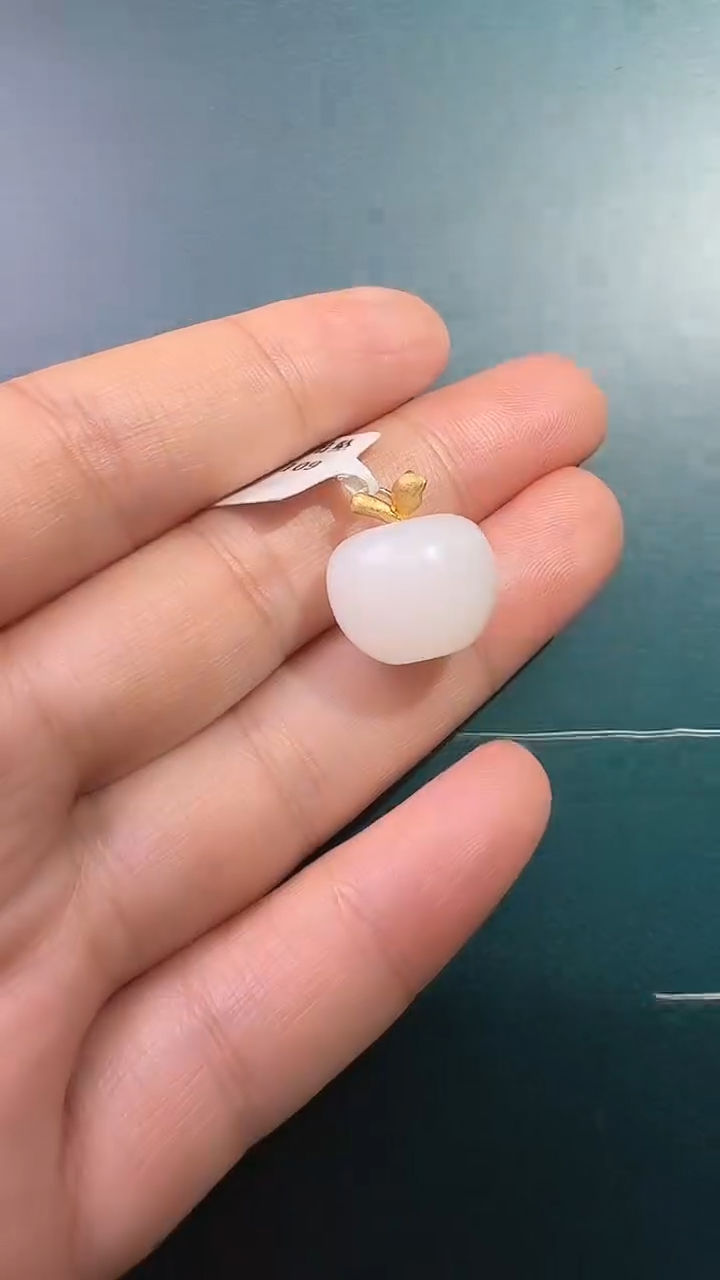 颈饰18K金镶嵌和田玉吊坠