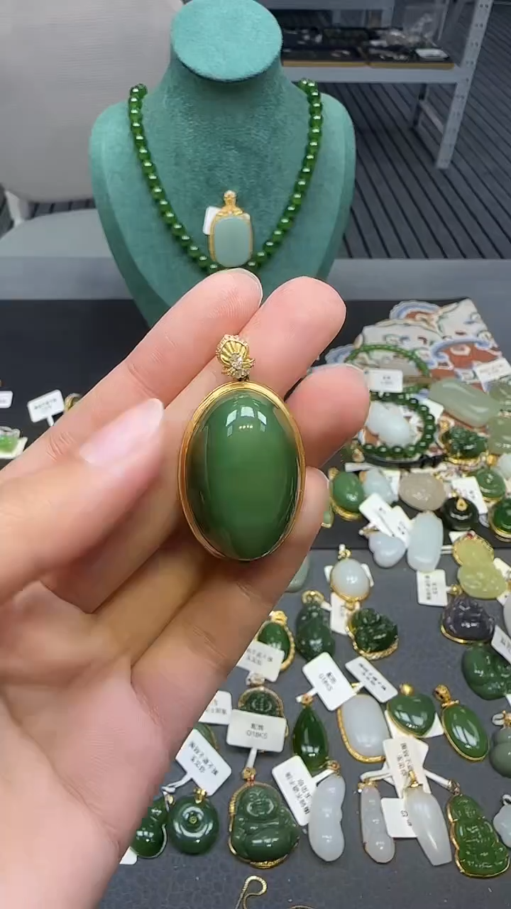 18K金镶嵌和田玉挂件1