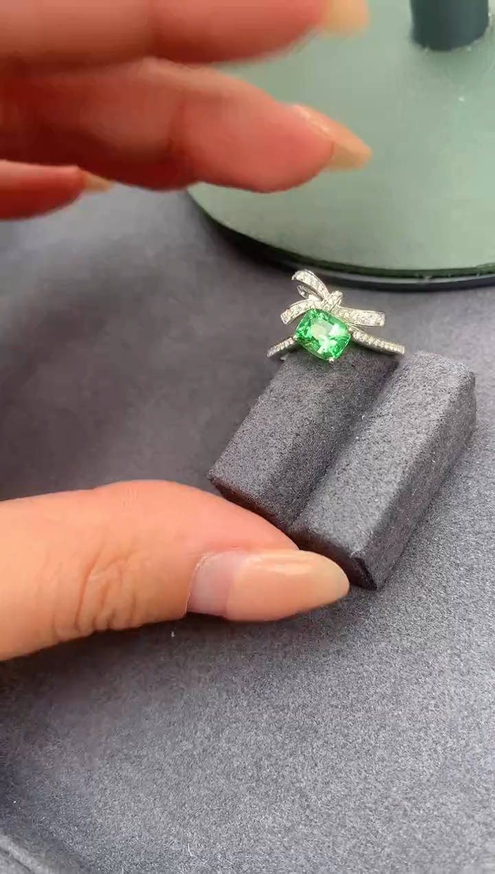 【闪购商品】石榴石戒指18K金镶嵌1.5ct沙弗莱戒指