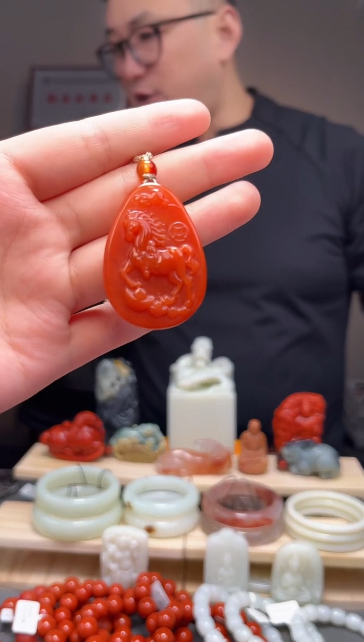 颈饰未镶嵌南红玛瑙吊坠