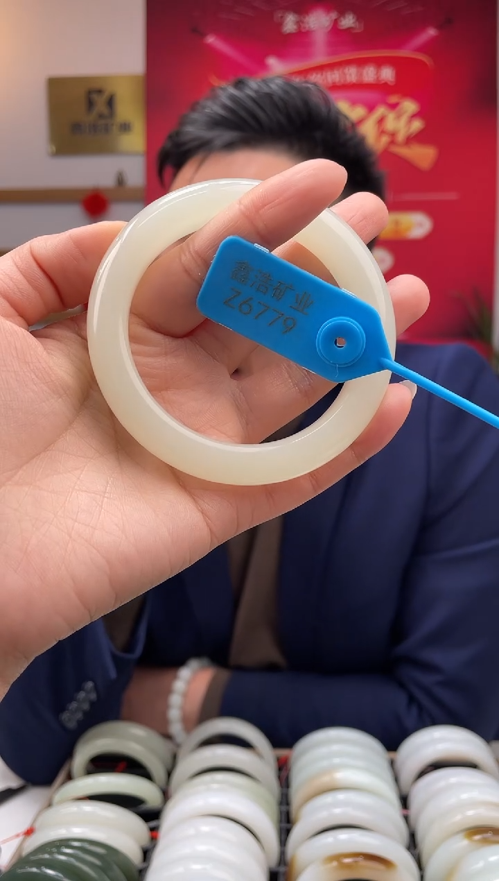 【闪购商品】和田玉手镯未镶嵌翠胶猫 Z6779 圈口62