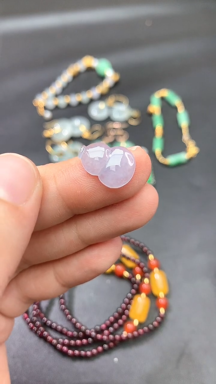 翡翠未镶嵌颈饰葫芦