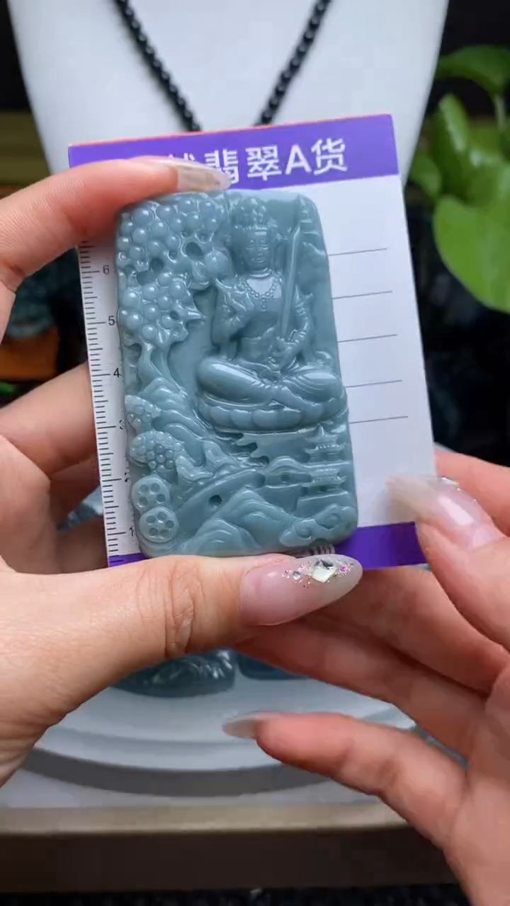 翡翠未镶嵌颈饰         