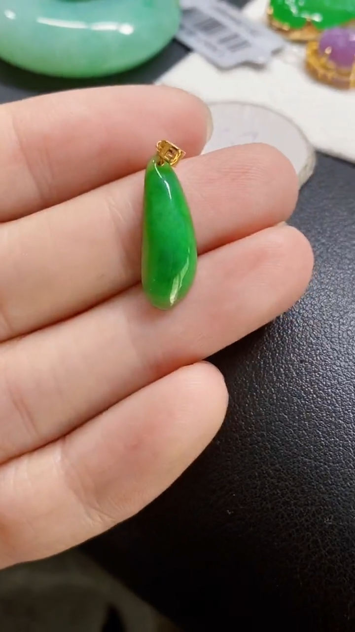 颈饰18K金镶嵌翡翠瓜