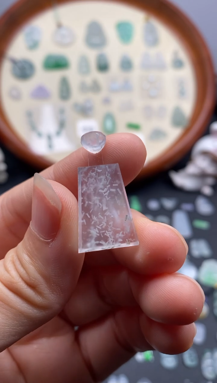 颈饰未镶嵌翡翠高冰乌事牌/芬