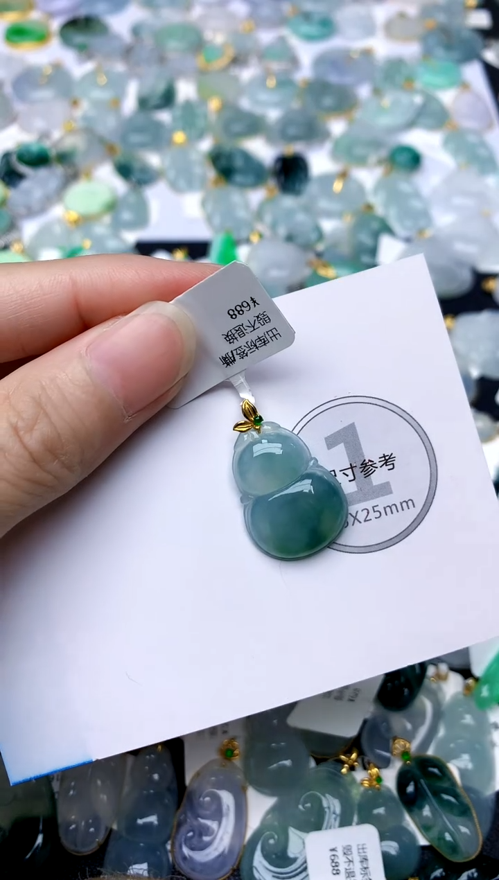 颈饰18K金镶嵌翡翠天然A货翡翠