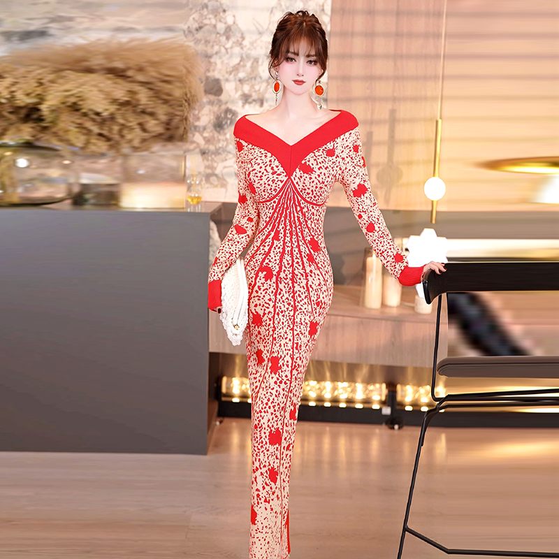 秋冬小众设计感提花V领针织裙2025新款气质收腰修身连衣裙