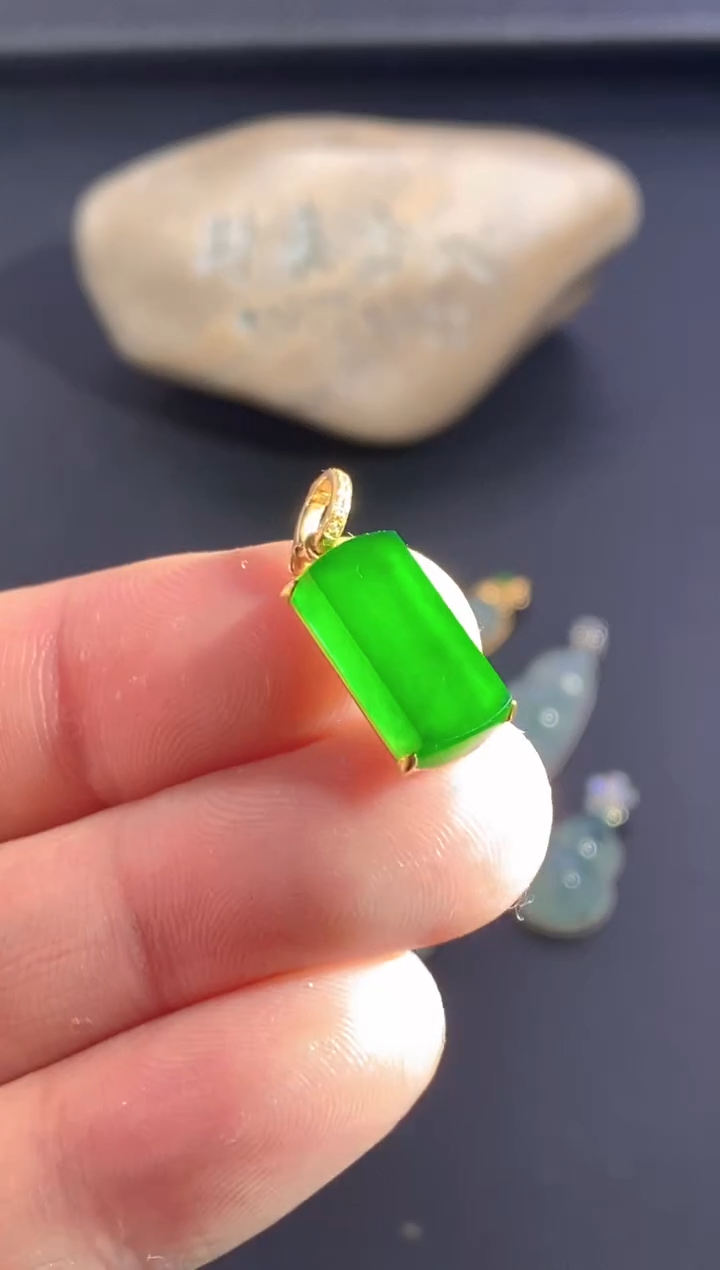 颈饰18K金镶嵌翡翠     