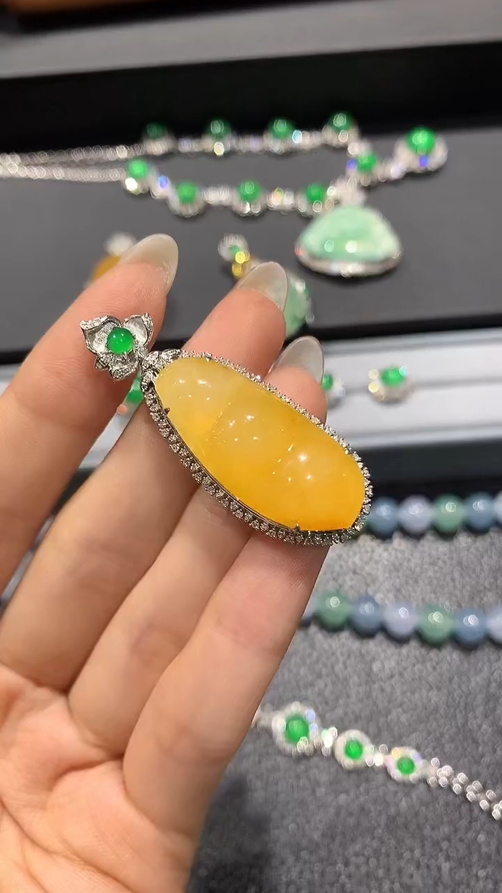 【闪购商品】翡翠吊坠(不含链)18K金镶嵌34团购