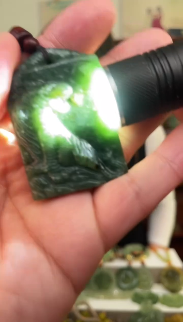 未镶嵌蛇纹石玉颈饰`