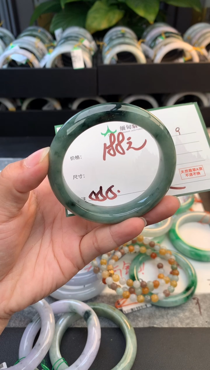 未镶嵌定制翡翠毛货需精细抛光+多人