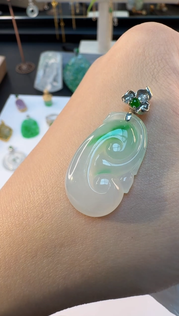 【闪购商品】翡翠颈饰18K金镶嵌缅甸翡翠A货吊坠