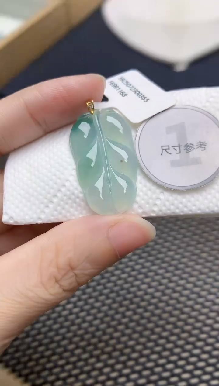 翡翠18K金镶嵌颈饰天然缅甸A货翡翠