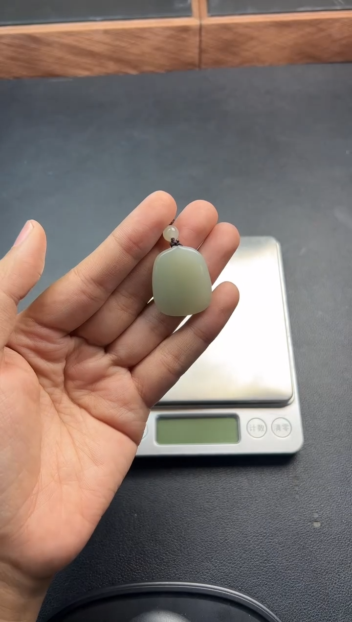 吊坠(赠链)未镶嵌和田玉且末微色差近矿吊坠