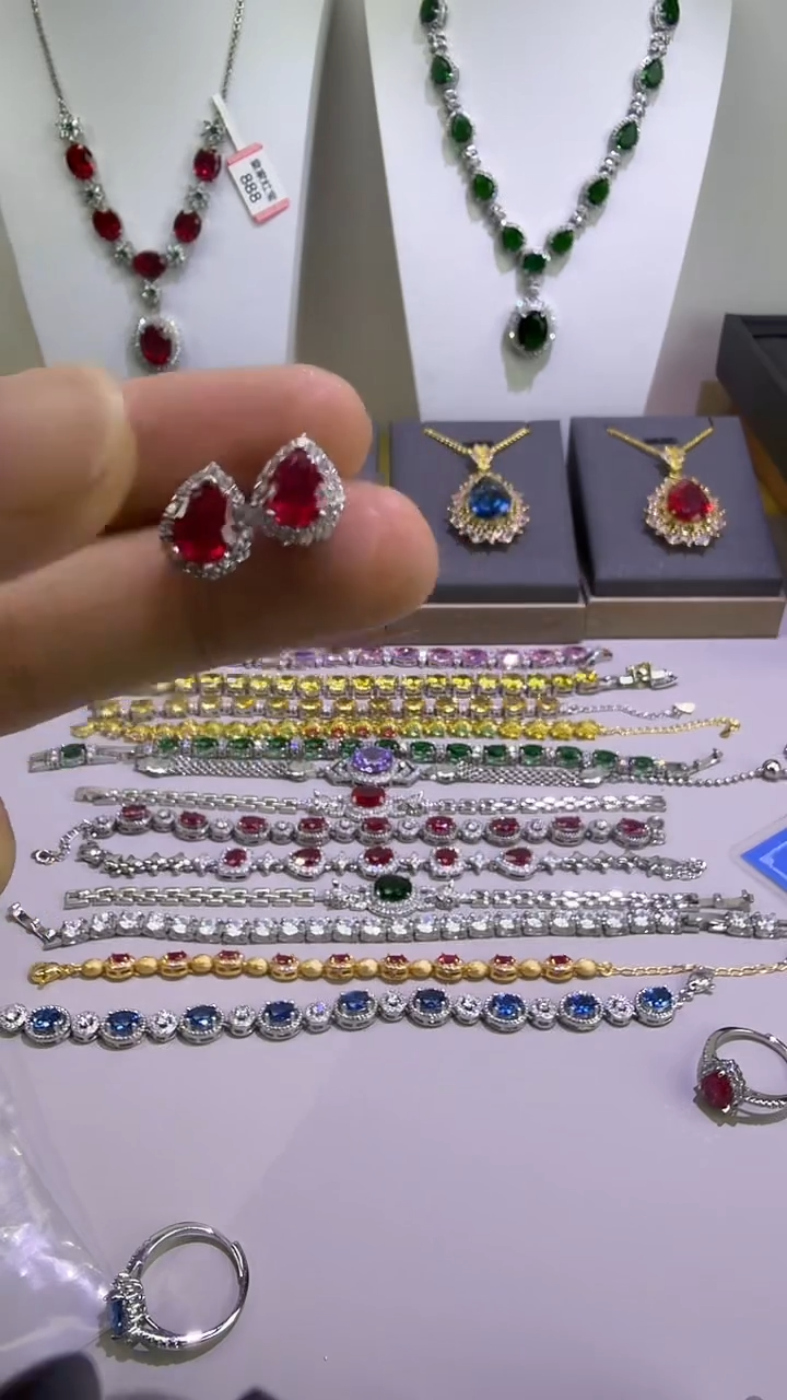 18K金镶嵌耳钉红宝石214