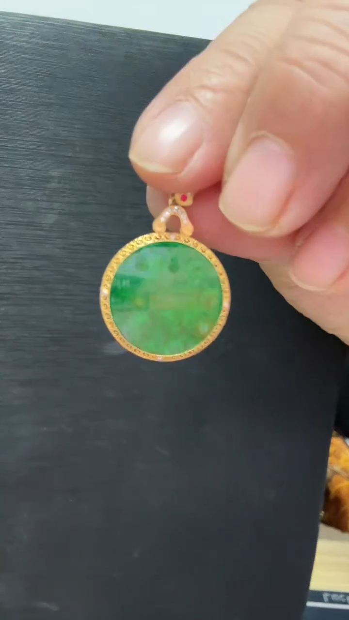 颈饰18K金镶嵌翡翠吊坠