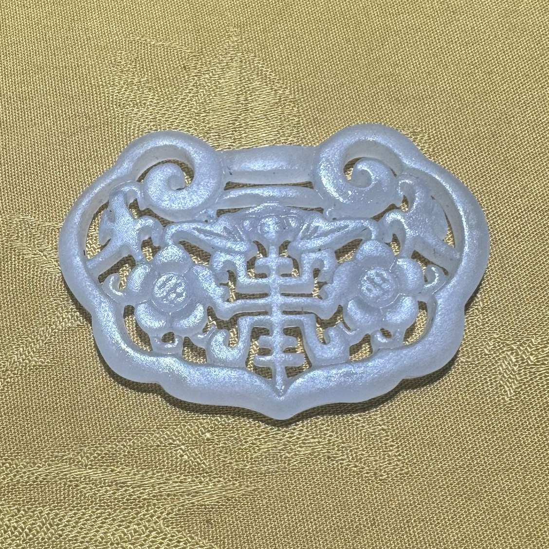 正宗和田玉精品精雕挂件