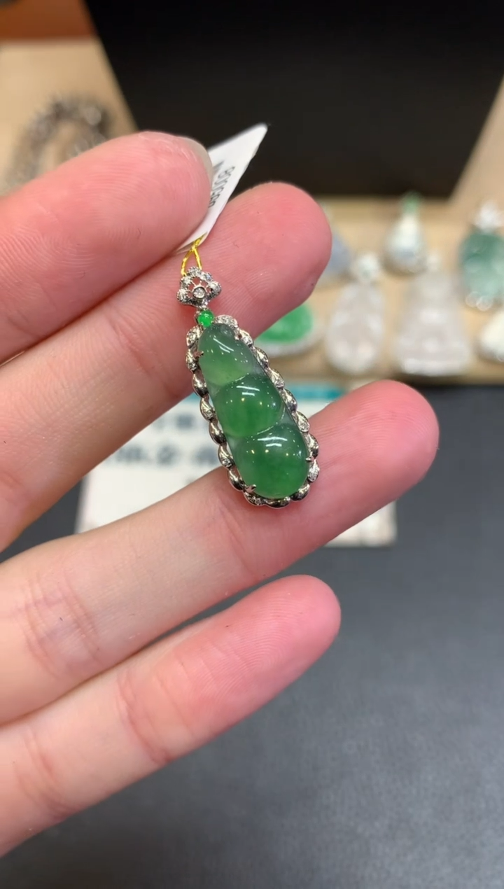 【闪购商品】翡翠颈饰18K金镶嵌福豆【无服务费】