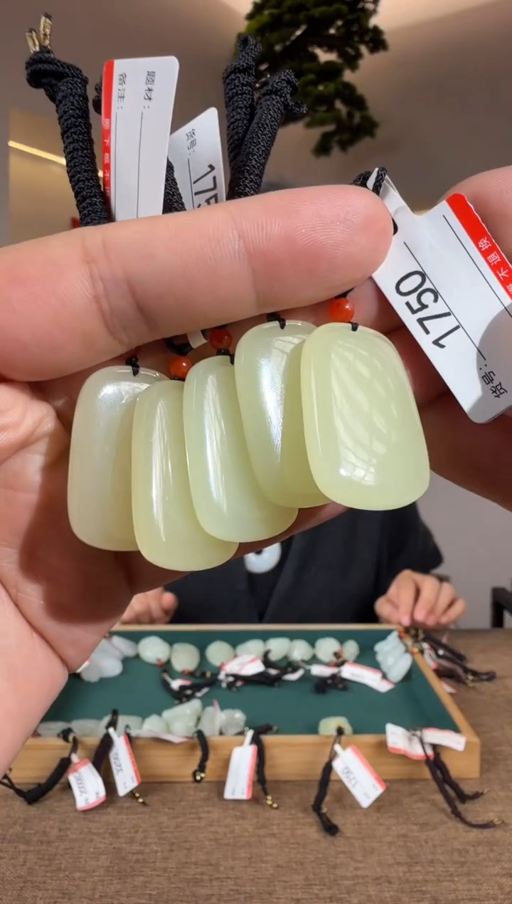 颈饰未镶嵌和田玉多样性发货发其中一件