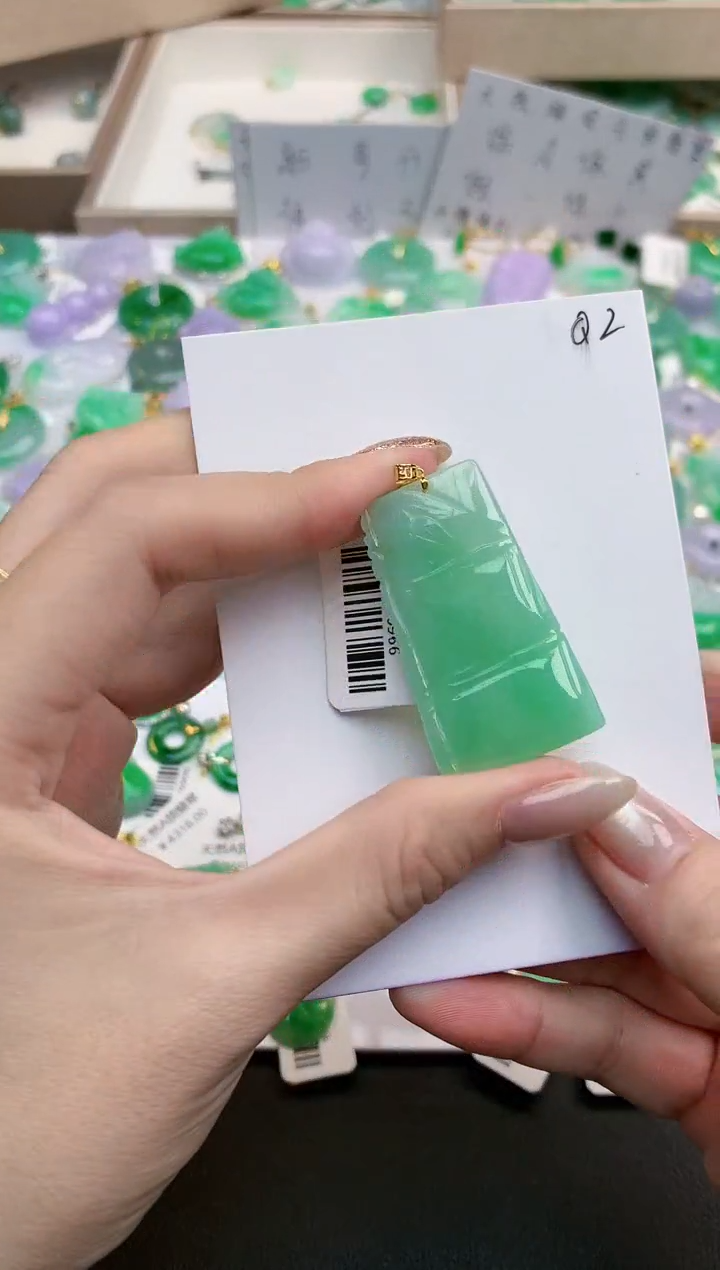 颈饰18K金镶嵌翡翠天然缅甸A货翡翠