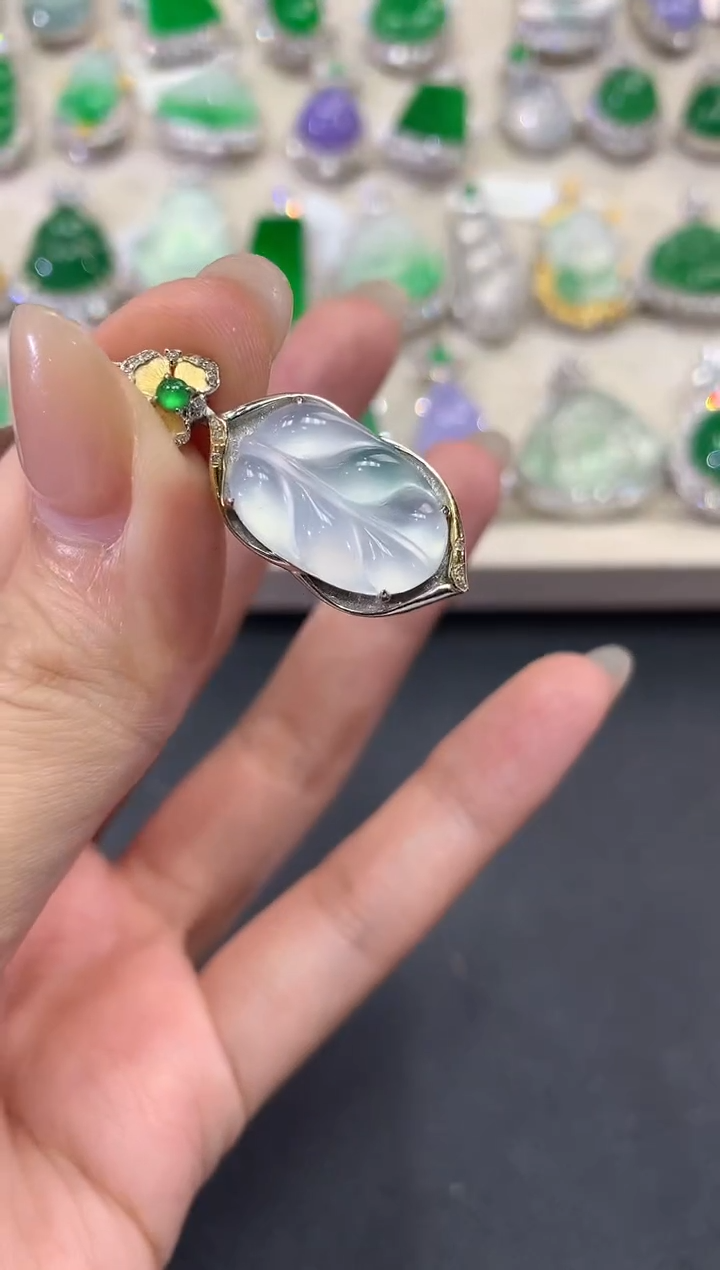 【闪购商品】翡翠吊坠(不含链)18K金镶嵌q64       