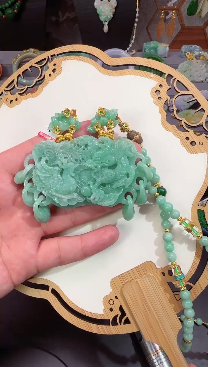 【闪购商品】翡翠颈饰未镶嵌牌子