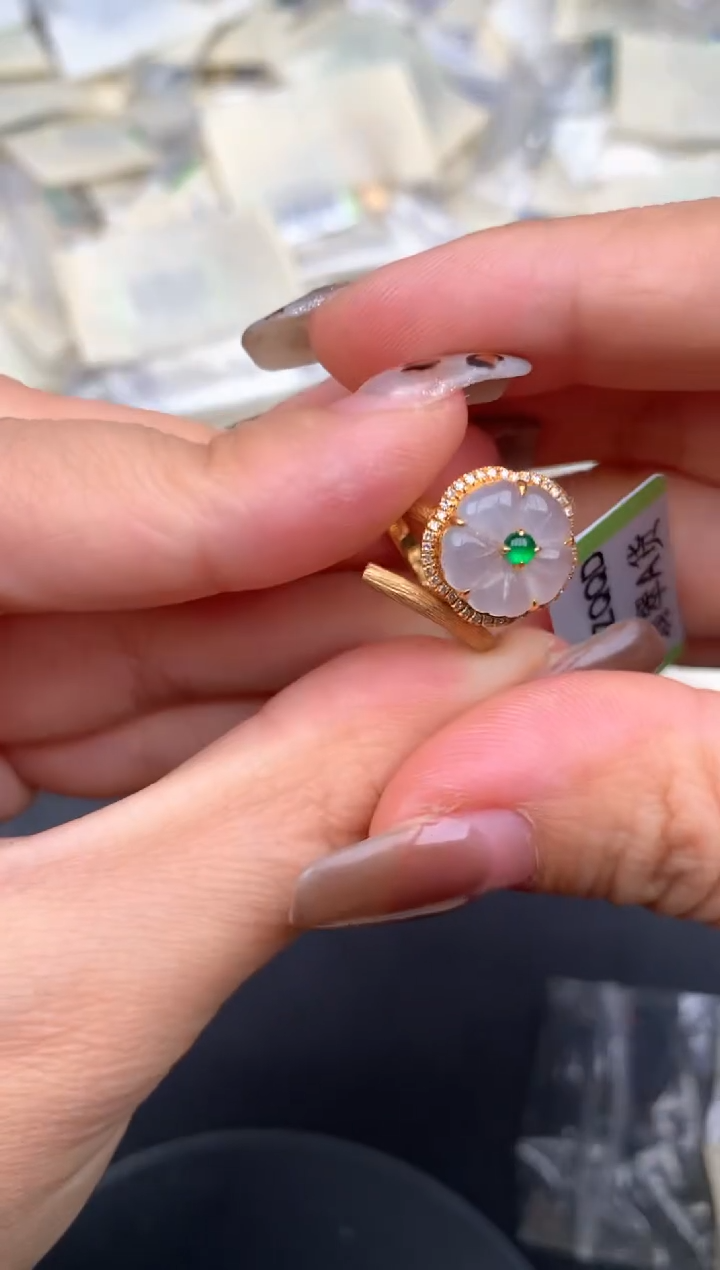 18K金镶嵌挂件翡翠一