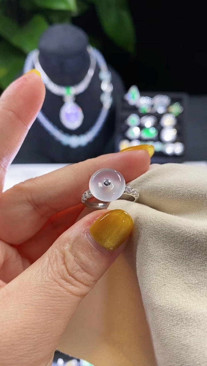 【闪购商品】翡翠摆件18K金镶嵌平安扣戒指