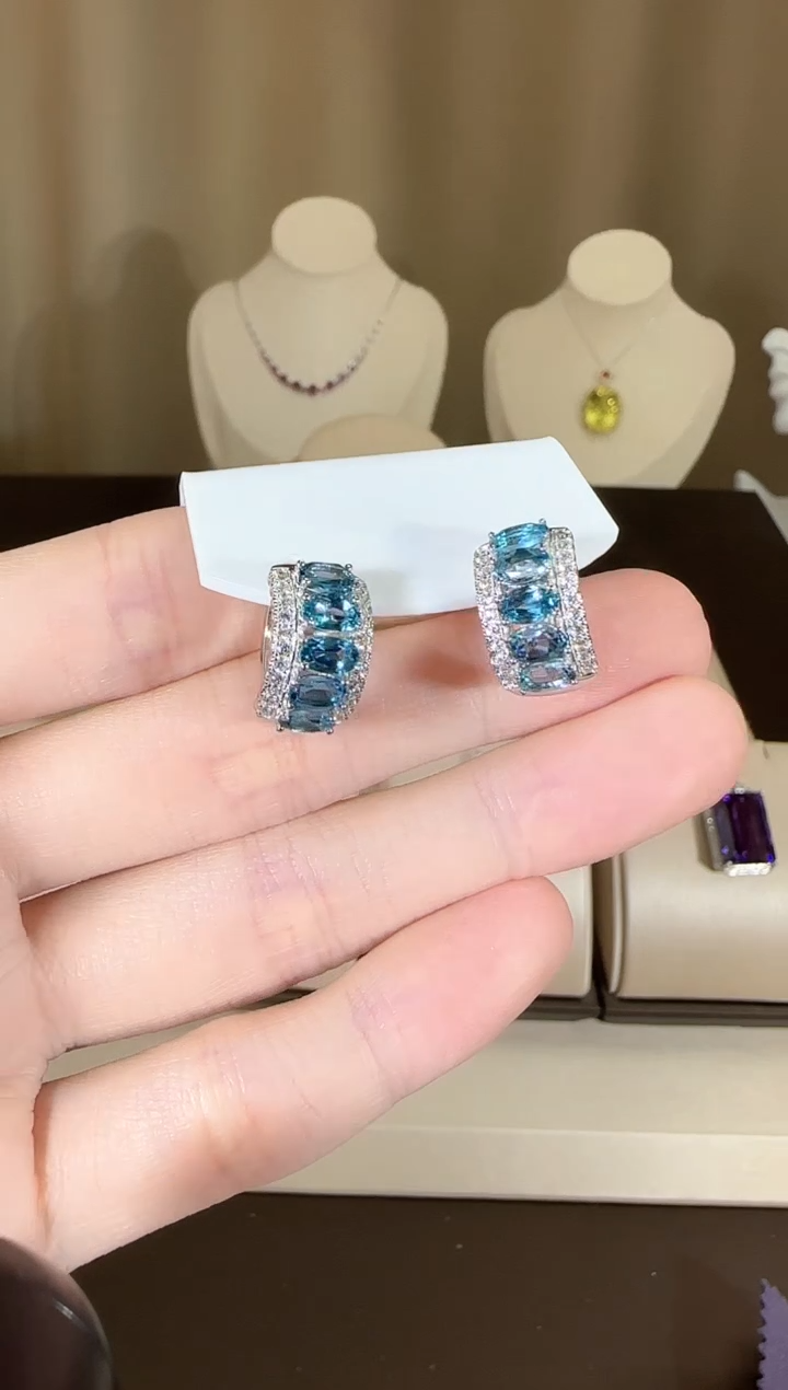 【闪购商品】托帕石耳饰银S925镶嵌8mm耳扣伦敦蓝
