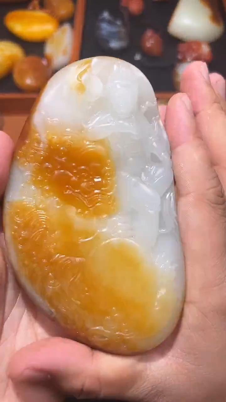 未镶嵌和田玉把件乡**。和田玉