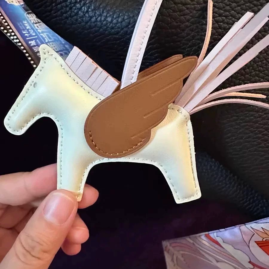 2025广州新款真皮包包挂件小马