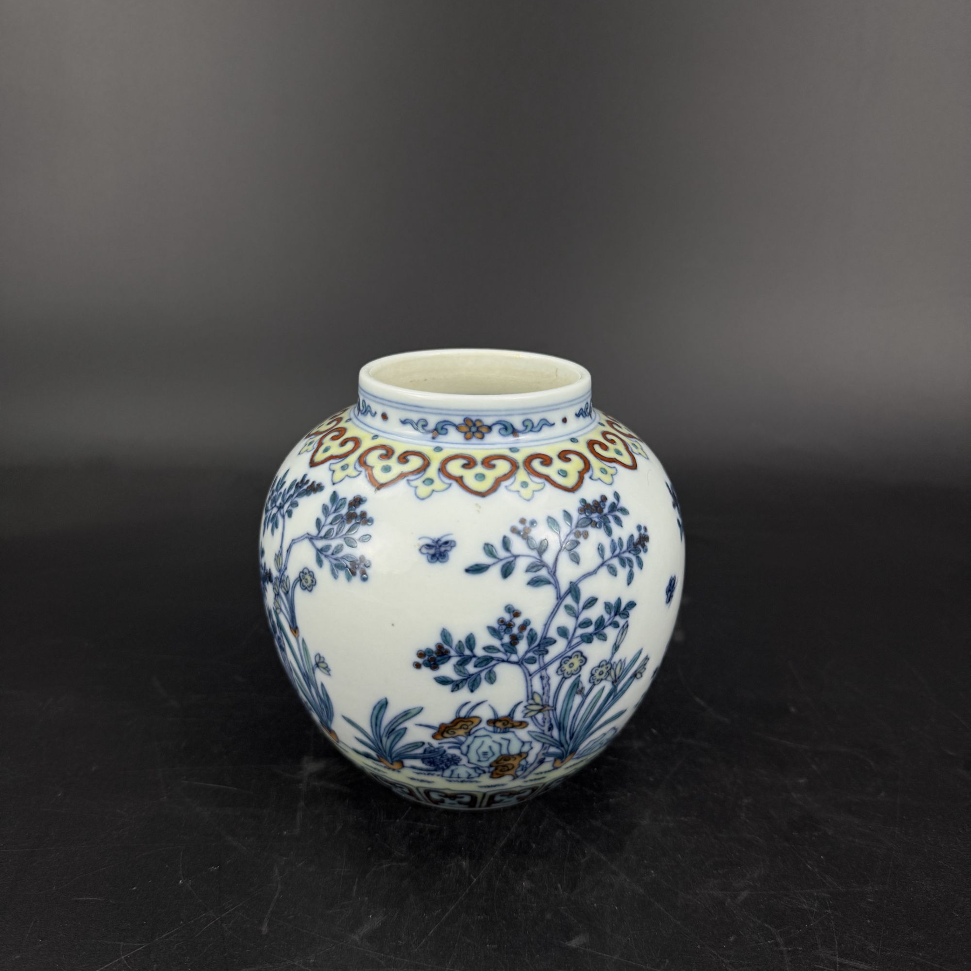 JL-2412-0053-清乾隆斗彩蝶恋花小罐古董瓷器