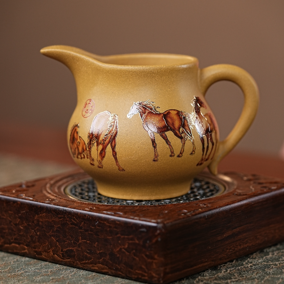 宜兴原矿段泥手工刻绘描金八骏紫砂公道杯ZYL 6019