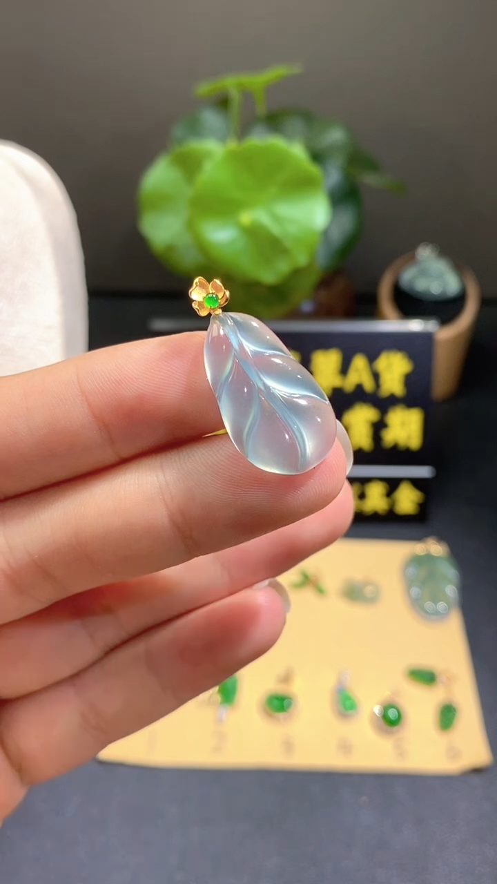 颈饰18K金镶嵌翡翠翡翠A货