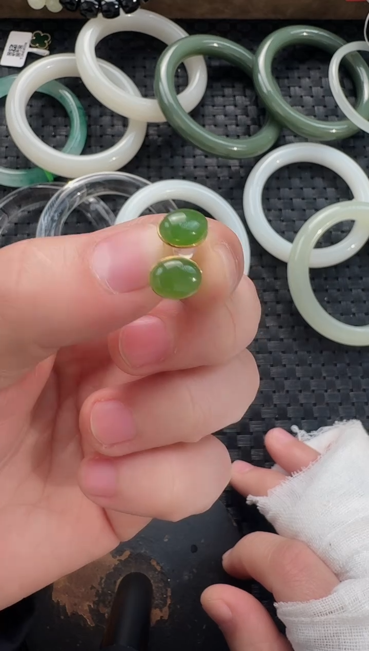 颈饰18K金镶嵌和田玉碧玉耳钉