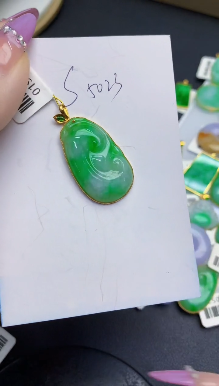 翡翠18K金镶嵌颈饰缅甸天然翡翠A货