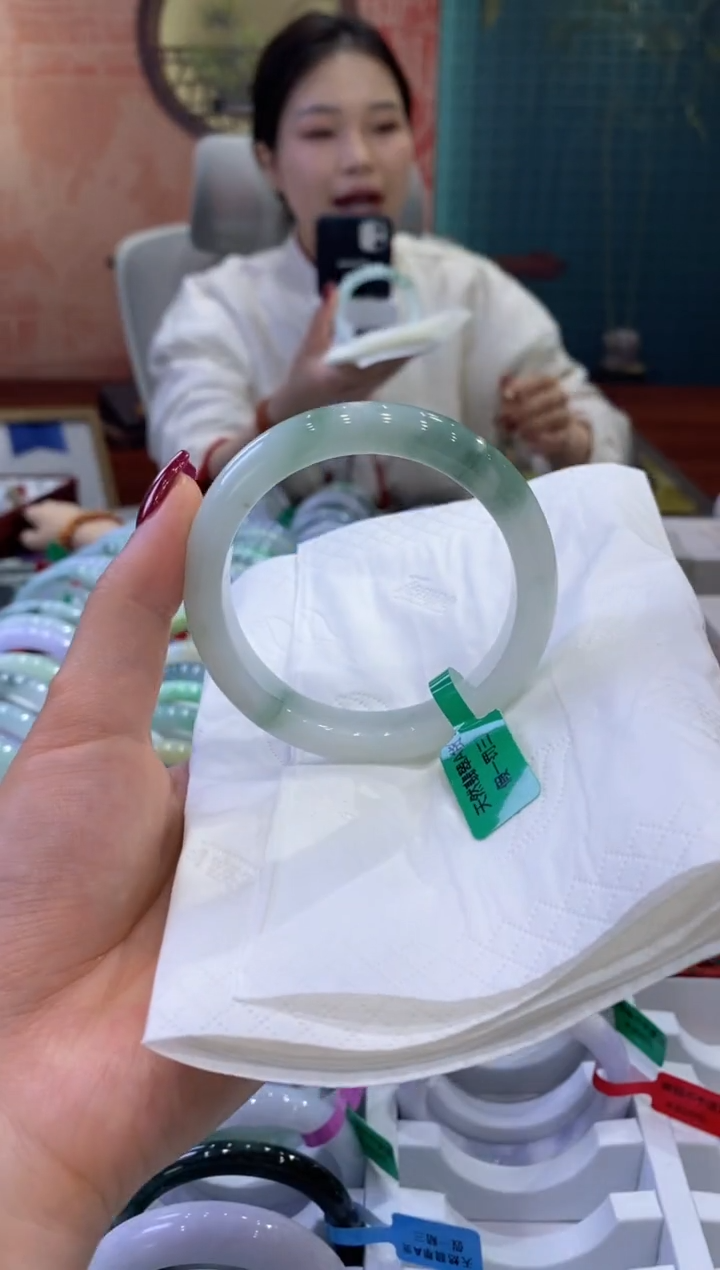 【闪购商品】翡翠手镯未镶嵌多人09471