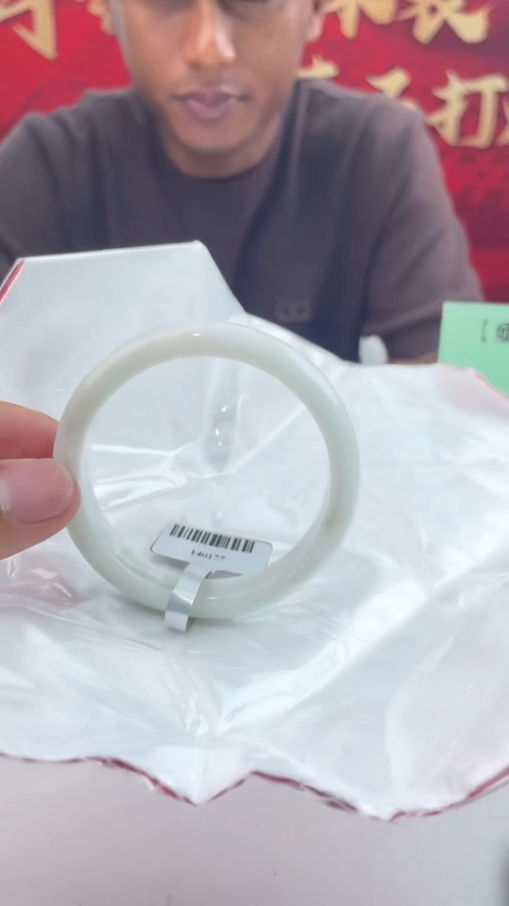 【闪购商品】翡翠手镯未镶嵌21翡翠手镯（微瑕）