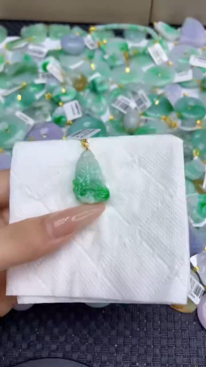 翡翠18K金镶嵌颈饰天然缅甸A货翡翠