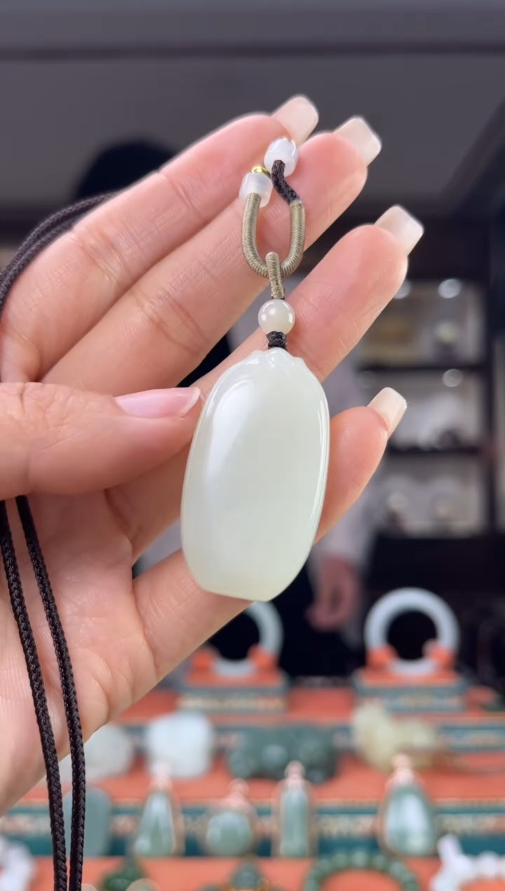 颈饰未镶嵌和田玉佩佩