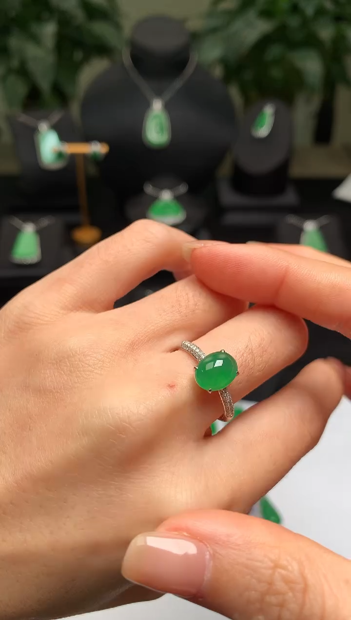 18K金镶嵌戒指翡翠戒指