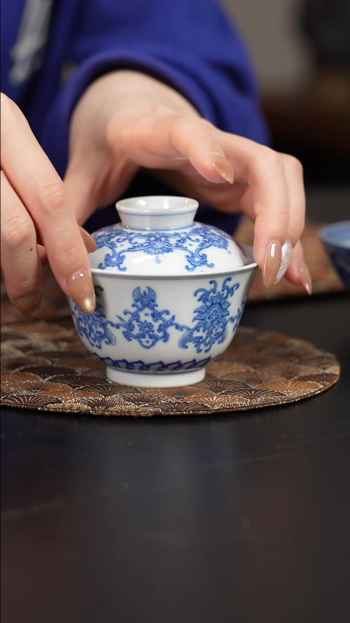 【闪购商品】杯看山柴窑青花缠枝