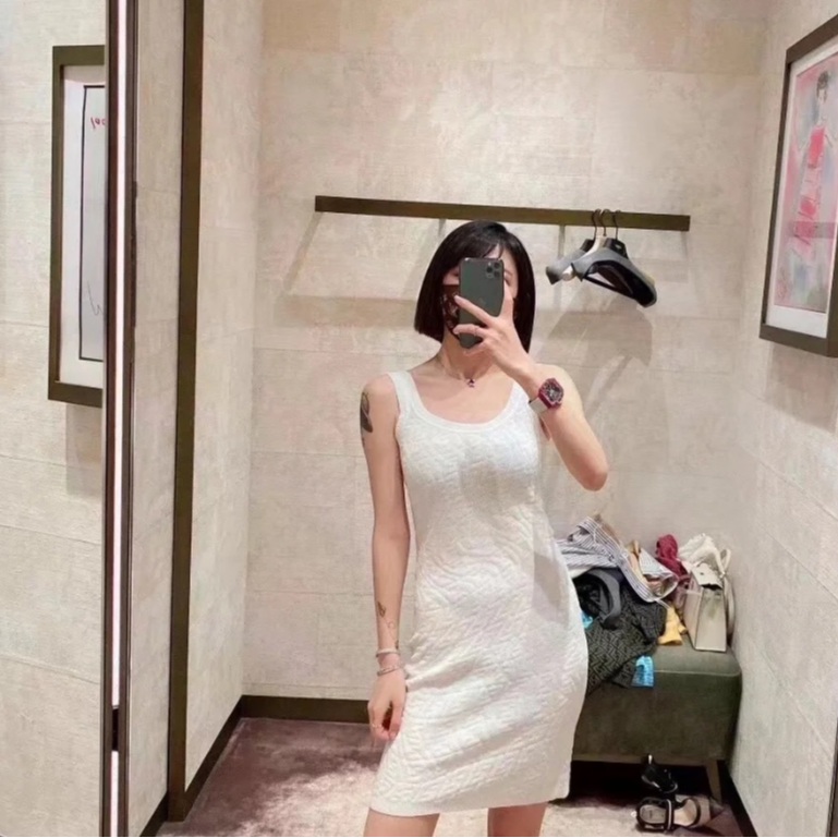 99新 FENDI/芬迪 满logo白色连衣裙/尺码40（胸围约56）