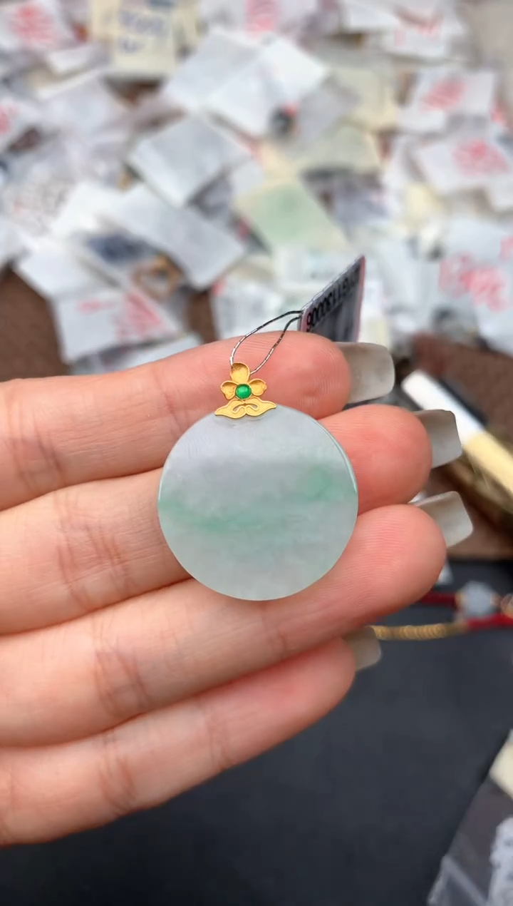 18K金镶嵌挂件翡翠一