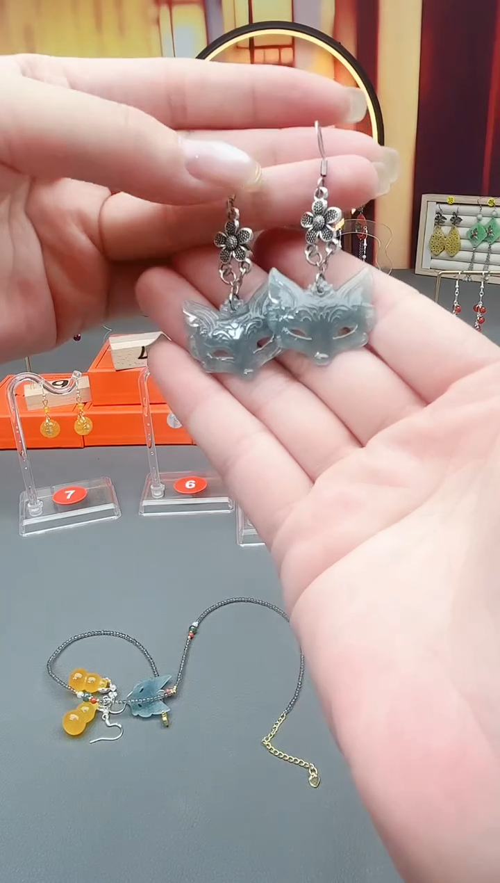 未镶嵌翡翠耳饰狐狸